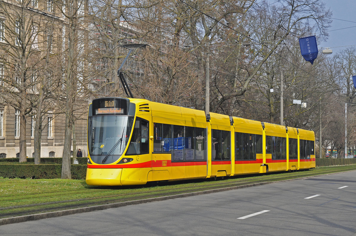 Be 6/10 Tango 171, auf der Linie 10, fährt zur Haltestelle am Bahnhof SBB. Die Aufnahme stammt vom 11.03.2016.