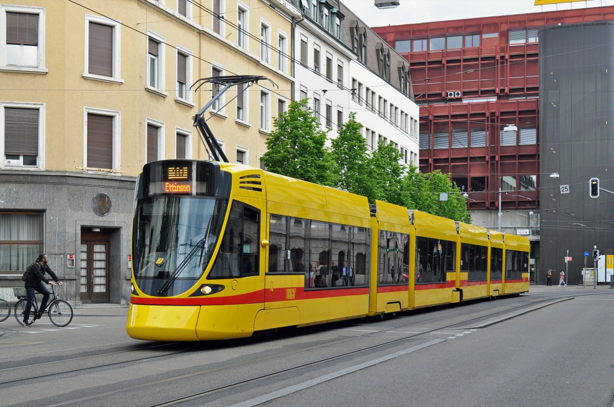 Be 6/10 Tango 171, der erste Tango der zweiten Serie, auf der Linie 10 kurz vor der Haltestelle Bahnhof SBB. Die Aufnahme stammt vom 22.05.2015.