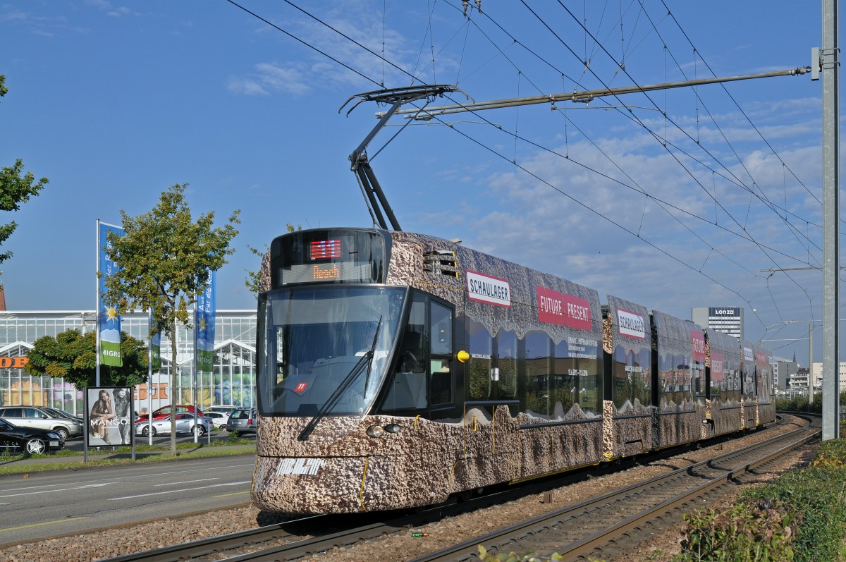 Be 6/10 Tango 171, mit einer Werbung für eine Kunstausstellung im Schaulager, auf der Linie 11 fährt zur Haltestelle M-Parc. Die Aufnahme stammt vom 03.10.2015.