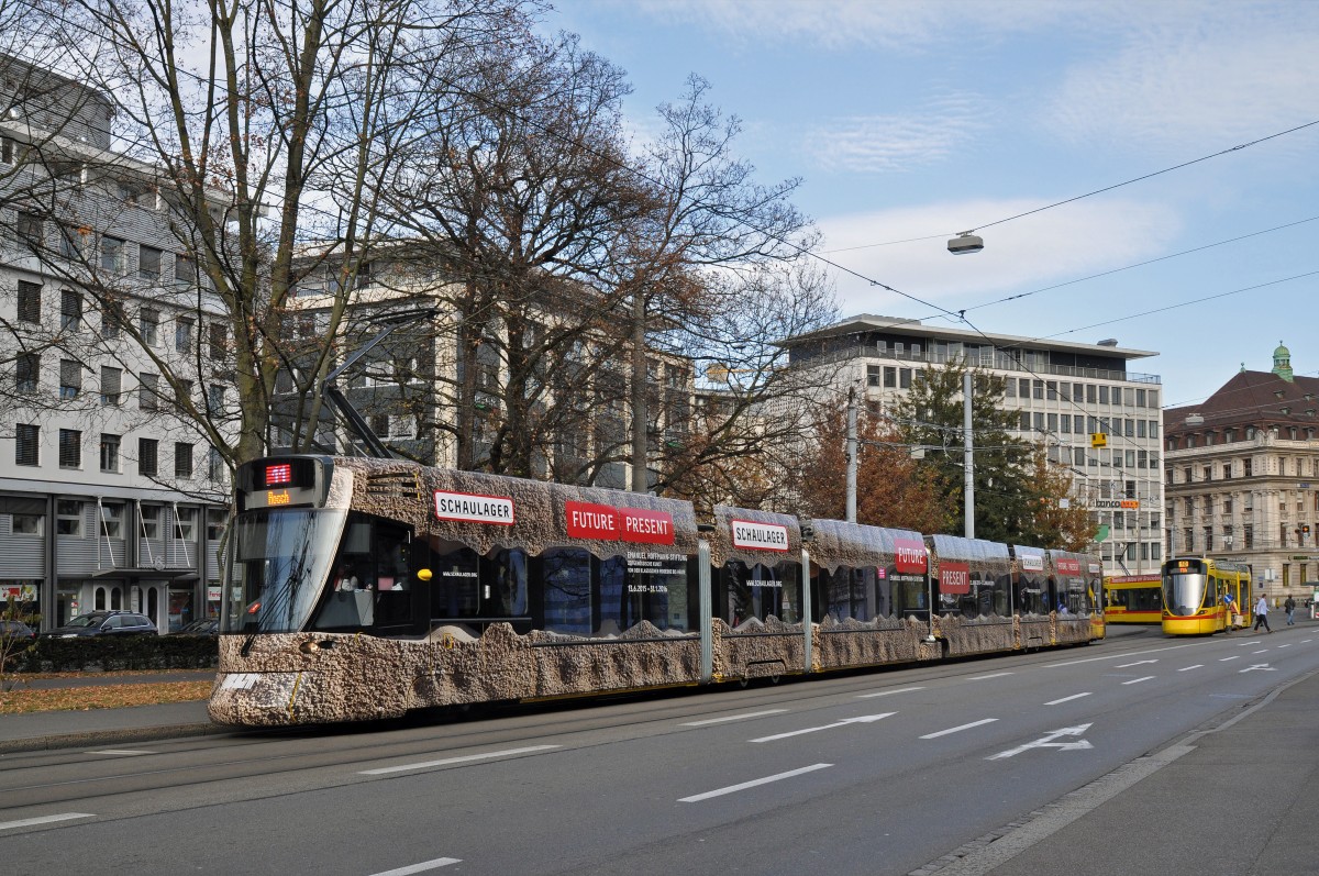 Be 6/10 Tango 171, mit einer Werbung für eine Kunstausstellung im Schaulager, auf der Linie 11 bedient die Haltestelle am Aeschenplatz. Die Aufnahme stammt vom 15.11.2015.