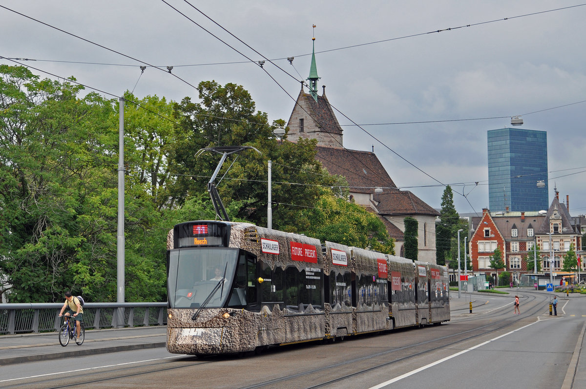 Be 6/10 Tango 171, mit einer Werbung für eine Ausstellung im Schaulager, auf der Linie 11, fährt auf der wegen einer Baustelle gesperrten Innerstadt über die Wettsteinbrücke. Die Aufnahme stammt vom 09.08.2015.