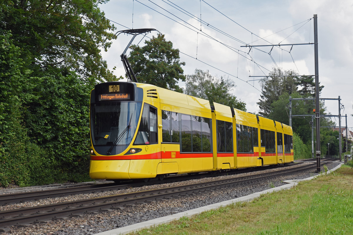 Be 6/10 Tango 172, auf der Linie 10, fährt zur Haltestelle Ettingen. Die Aufnahme stammt vom 14.06.2018.