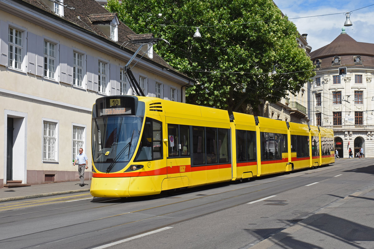 Be 6/10 Tango 172, auf der Linie 10, fährt zur Haltestelle Theater. Die Aufnahme stammt vom 24.06.2018.