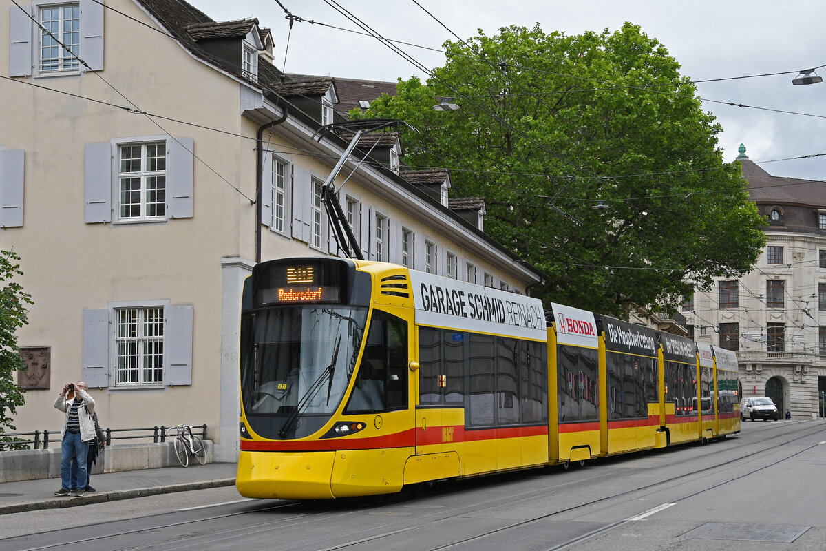 Be 6/10 Tango 172, auf der Linie 10, fährt am 27.05.2024 den Steinenberg hinunter zur Haltestelle Theater.