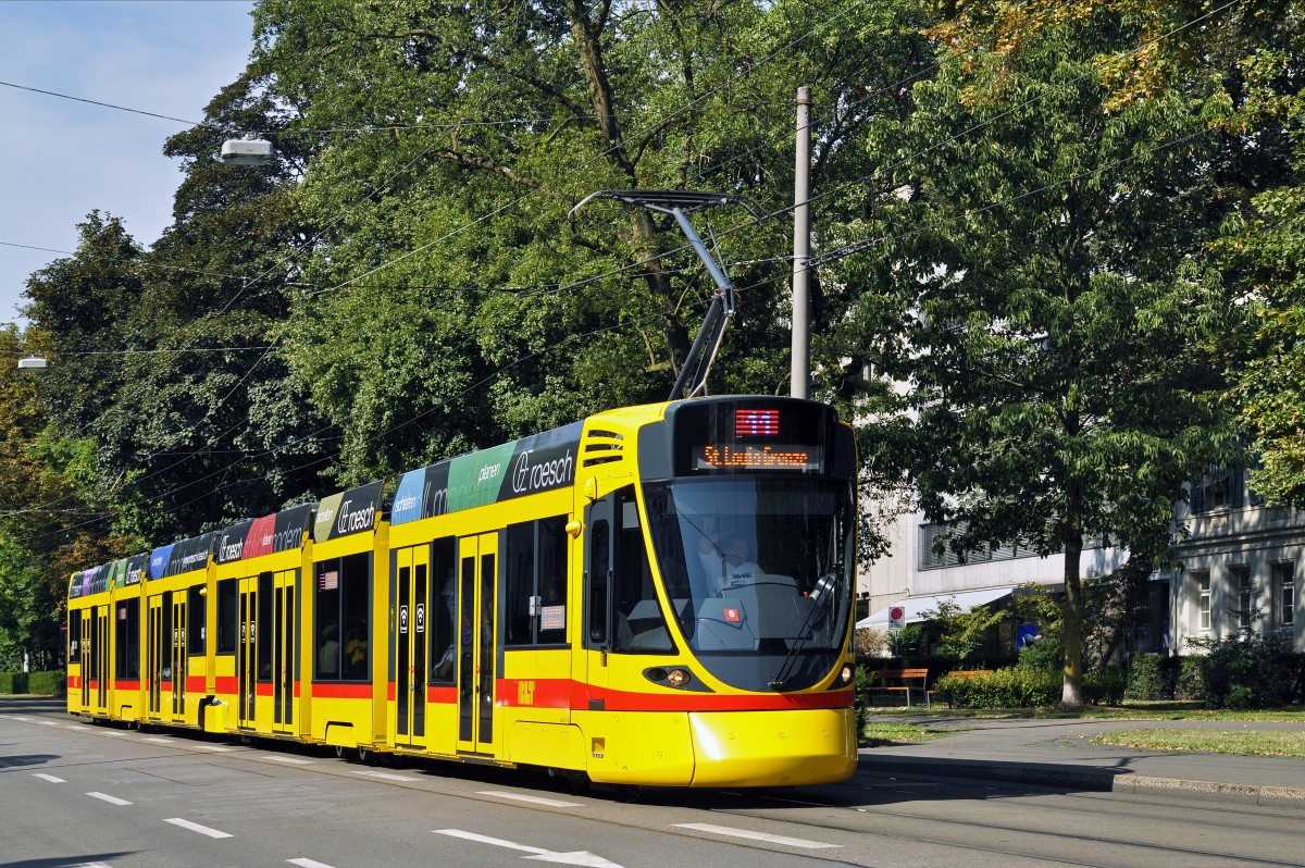 Be 6/10 Tango 172 auf der Linie 11 fährt zur Haltestelle Aeschenplatz. Die Aufnahme stammt vom 08.08.2015.