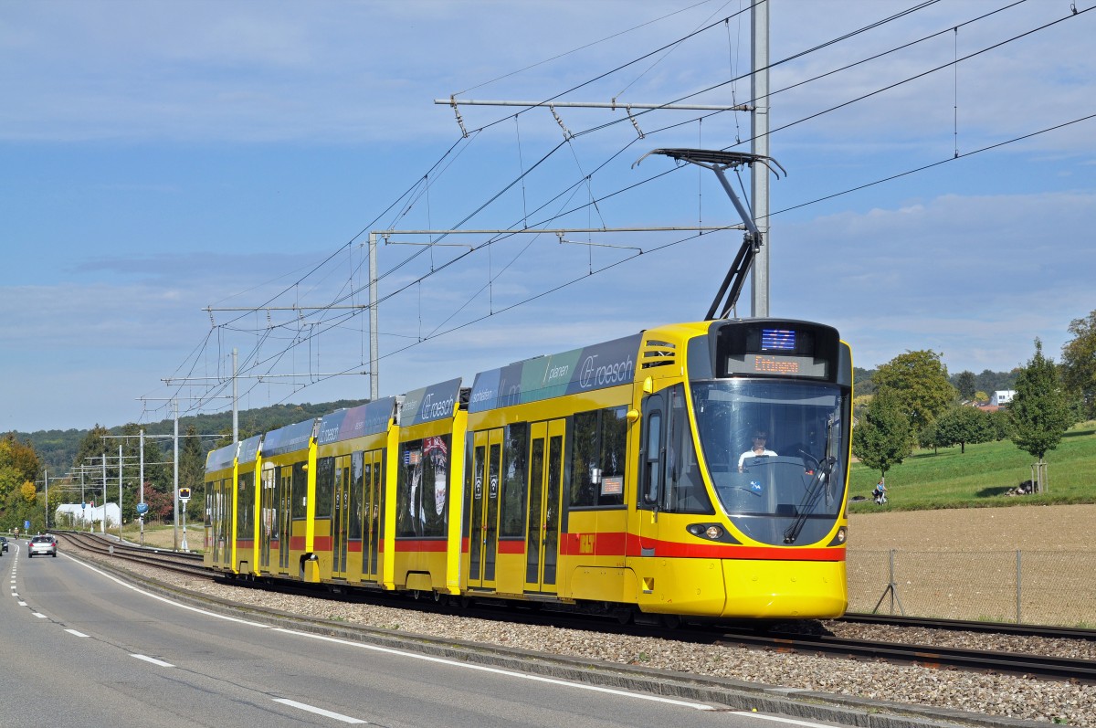 Be 6/10 Tango 172 auf der Linie 17 fährt zur Haltestelle Ettingen. Die Aufnahme stammt vom 03.10.2015.
