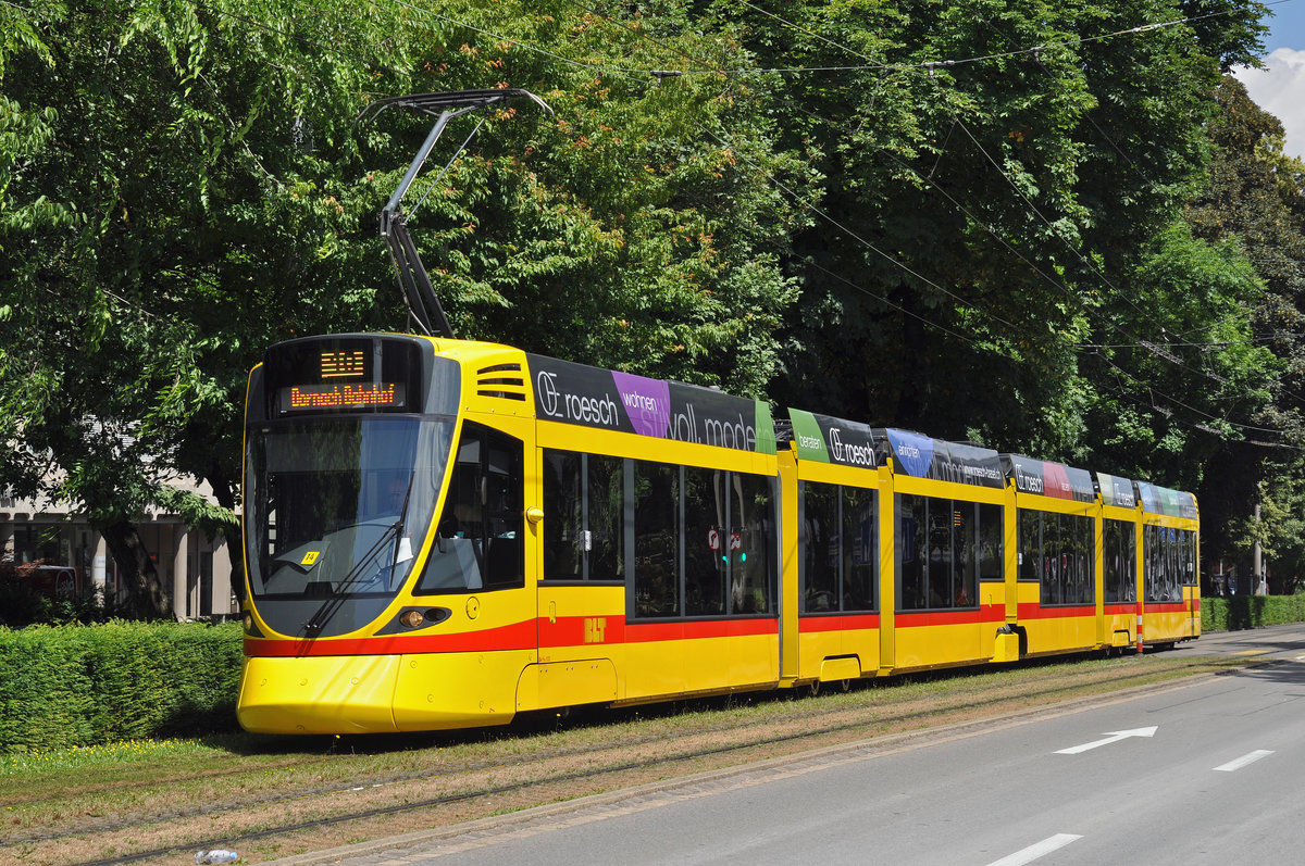 Be 6/10 Tango 172, auf der Linie 10 fährt zur Haltestelle am Bahnhof SBB. Die Aufnahme stammt vom 15.07.2016.