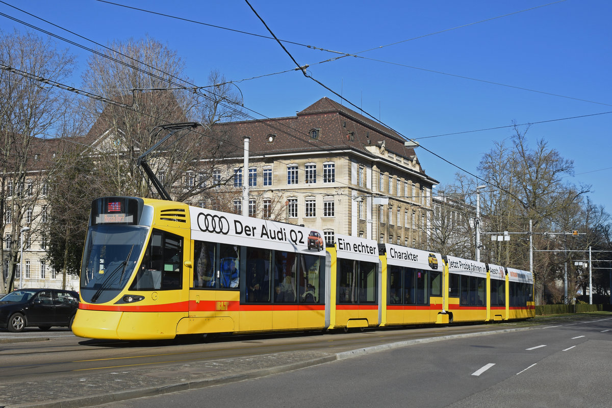 Be 6/10 Tango 173, auf der Linie 11, fährt zur Haltestelle am Bahnhof SBB. Die Aufnahme stammt vom 16.02.2019.