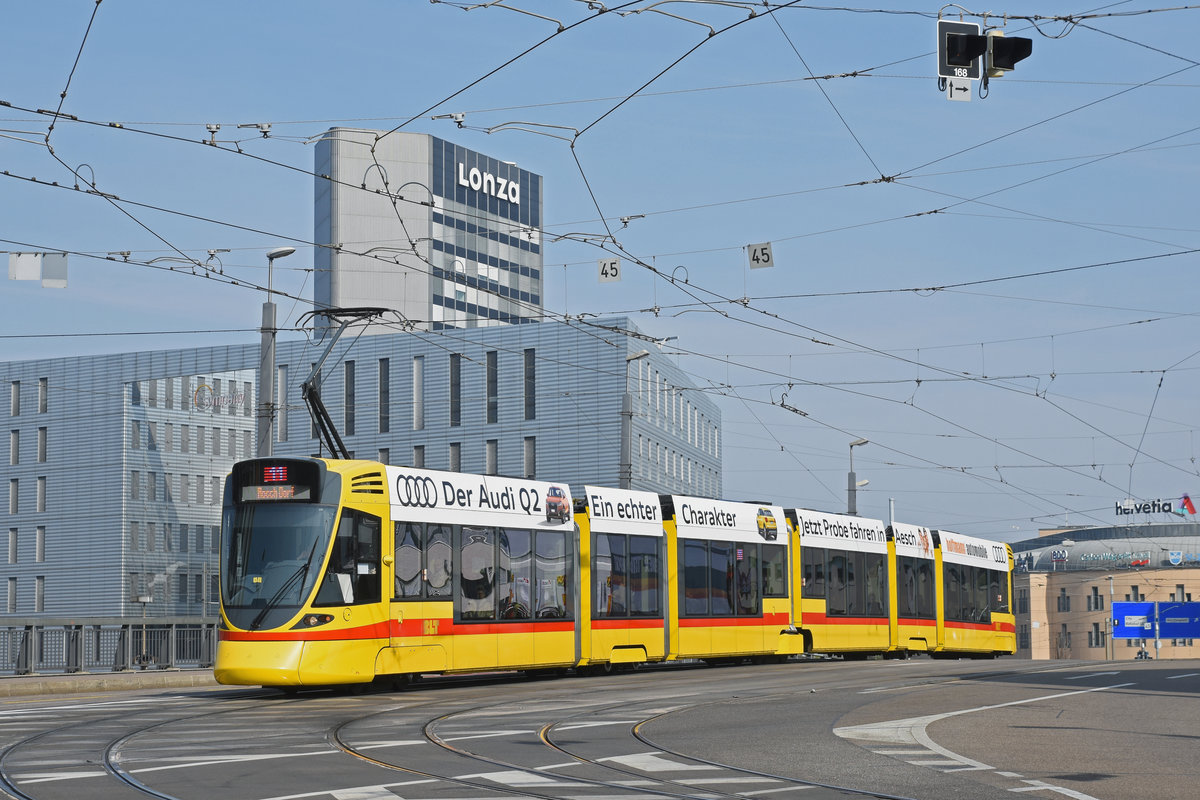 Be 6/10 Tango 173, auf der Linie 11, überquert die Münchensteinerbrücke. Die Aufnahme stammt vom 02.04.2019.