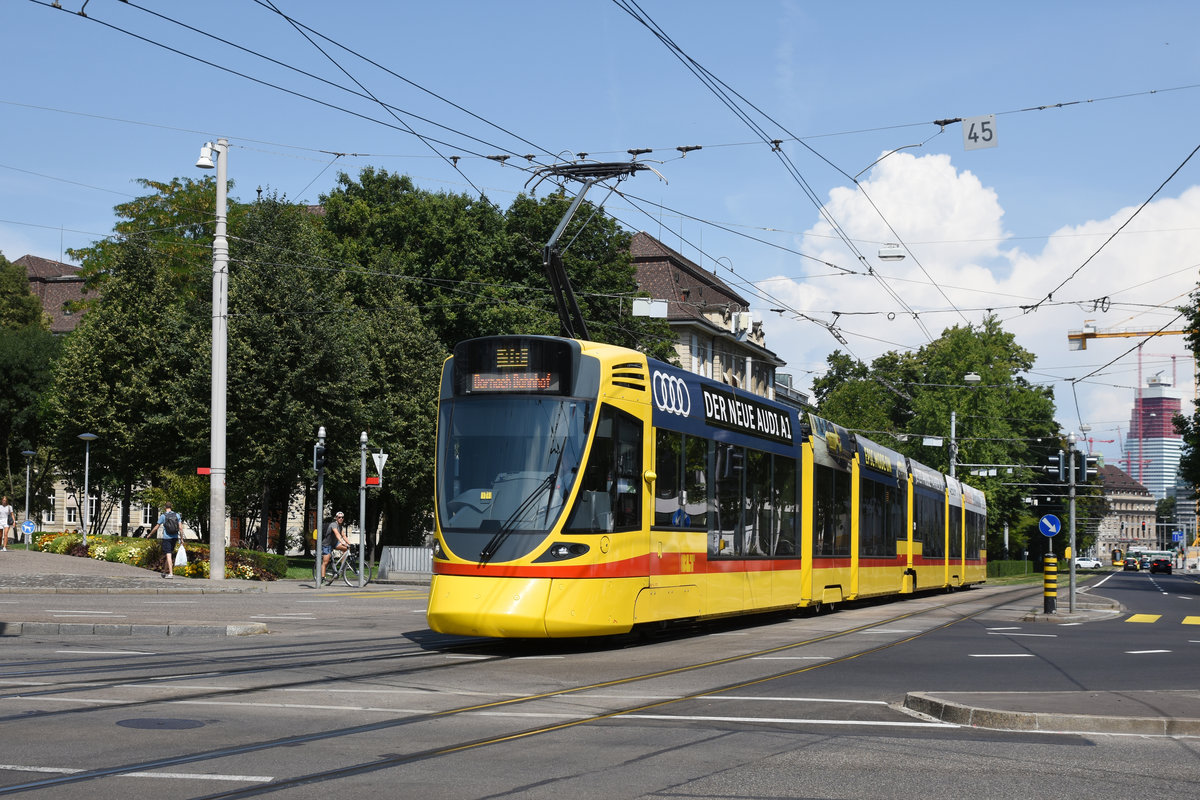 Be 6/10 Tango 173, auf der Linie 10, fährt zur Haltestelle am Bahnhof SBB. Die Aufnahme stammt vom 11.08.2020.