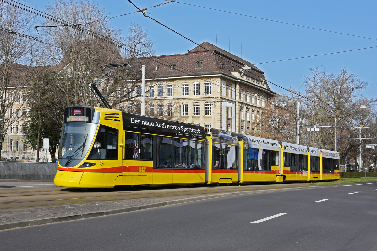 Be 6/10 Tango 173, auf der Linie 11, fährt zur Haltestelle am Bahnhof SBB. Die Aufnahme stammt vom 23.02.2021.