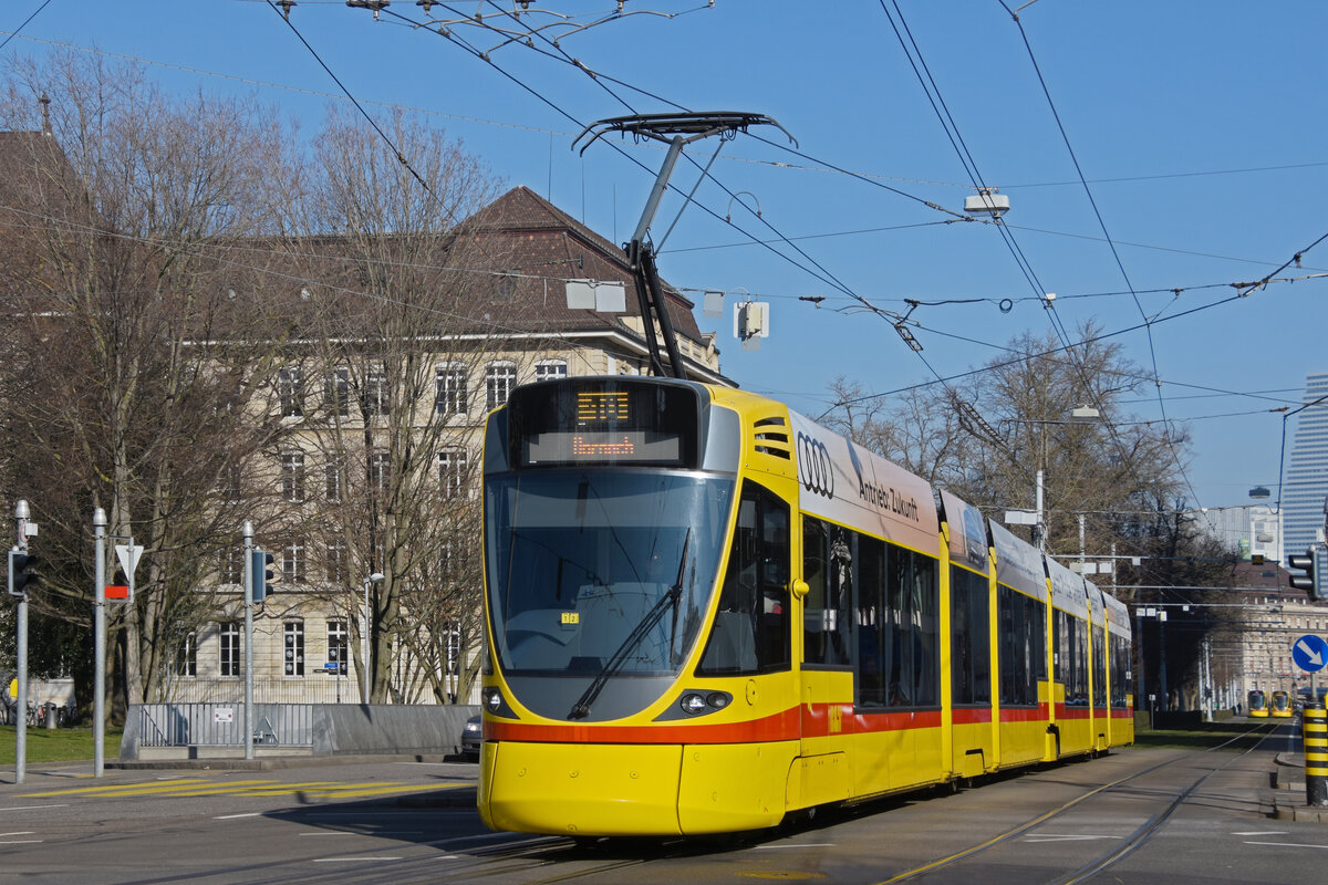 Be 6/10 Tango 173, auf der Linie 10, fährt am 14.02.2023 zur Haltestelle am Bahnhof SBB.