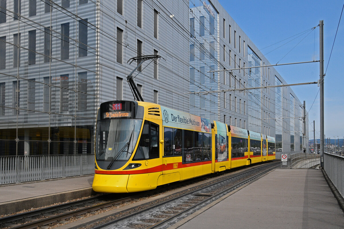 Be 6/10 Tango 173, auf der Linie 11, fährt am 06.08.2025 bei der Haltestelle Peter Merian ein. Aufnahme Basel.