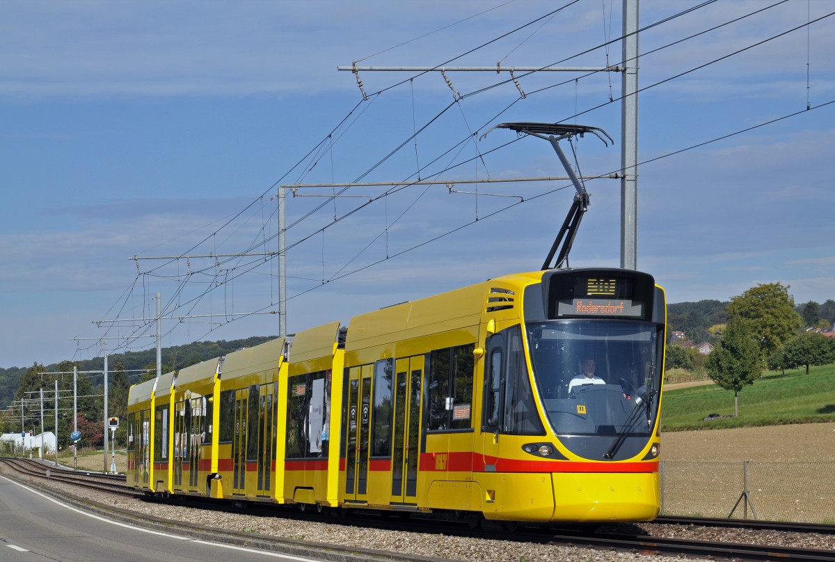 Be 6/10 Tango 173 auf der Linie 10 fährt zur Haltestelle Ettingen. Die Aufnahme stammt vom 03.10.2015.