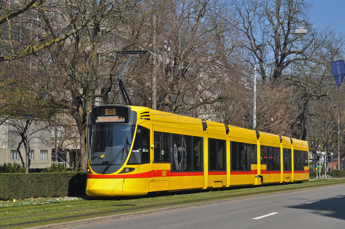 Be 6/10 Tango 173, auf der Linie 10, fährt zur Haltestelle am Bahnhof SBB. Die Aufnahme stammt vom 26.03.2016.