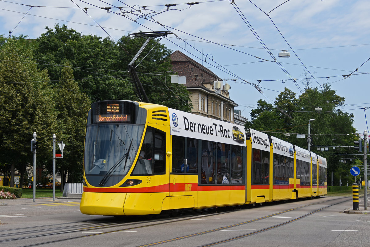 Be 6/10 Tango 174, auf der Linie 10, fährt zur Haltestelle am Bahnhof SBB. Die Aufnahme stammt vom 02.07.2019.