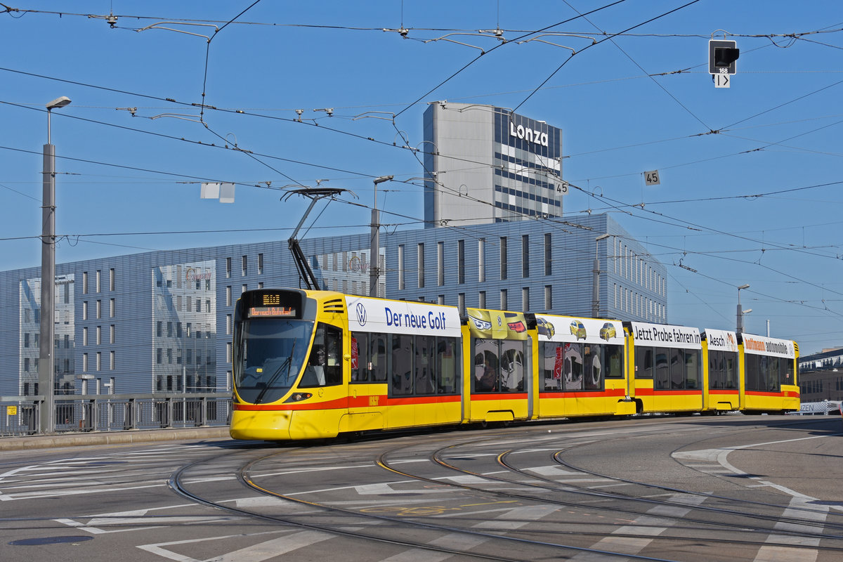 Be 6/10 Tango 174, auf der Linie 10, überquert die Münchensteinerbrücke. Die Aufnahme stammt vom 15.09.2020.