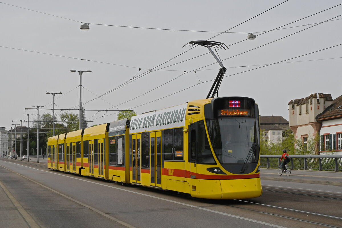 Be 6/10 Tango 174, auf der wegen einer Grossbaustelle am Steinenberg umgeleiteten Linie 11, überquert am 08.04.2024 die Wettsteinbrücke.