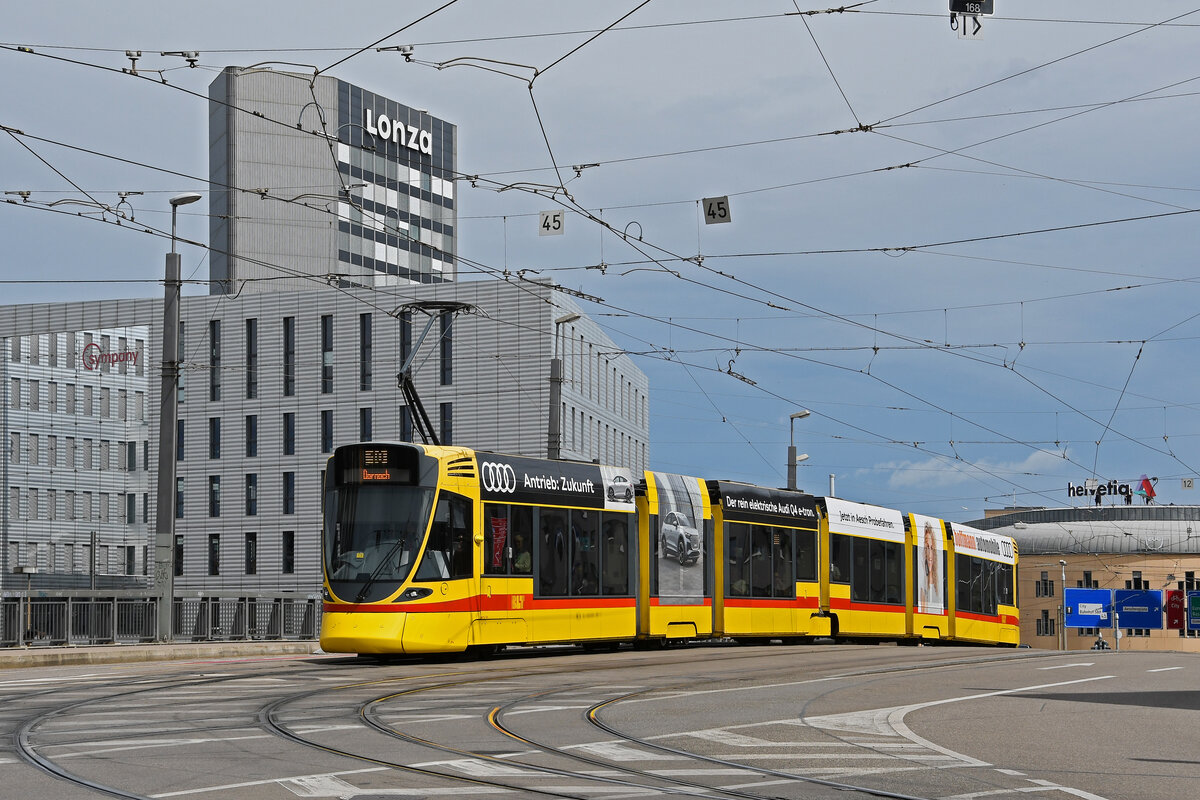 Be 6/10 Tango 174, auf der Linie 10, überquert am 17.06.2024 die Münchensteinerbrücke.