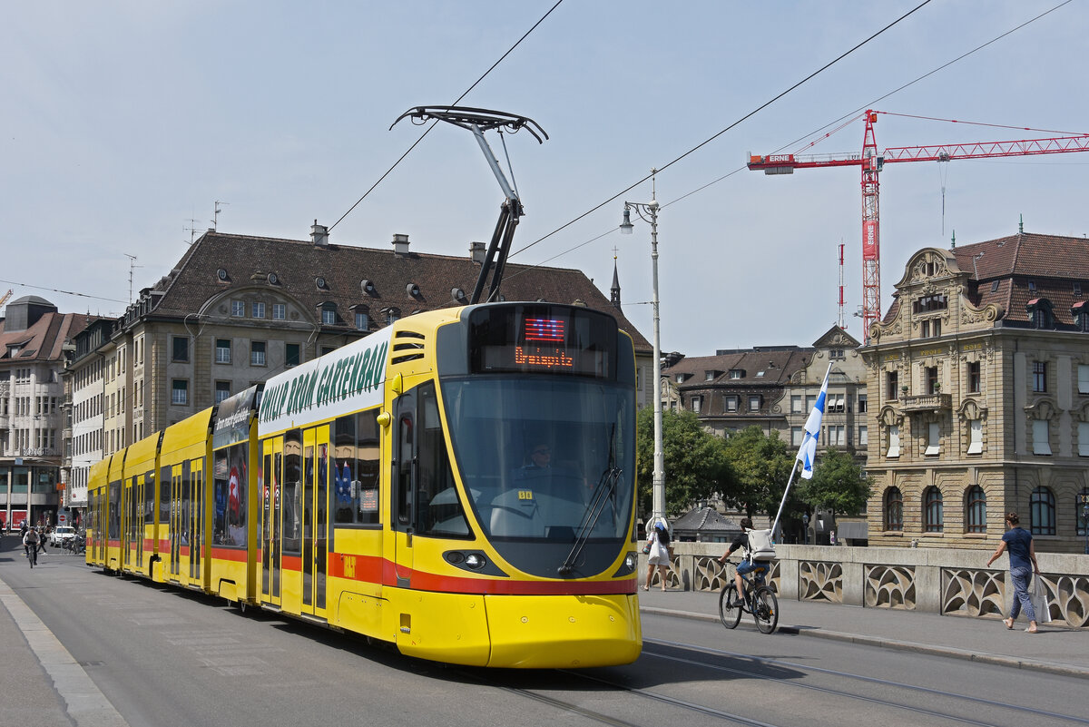 Be 6/10 Tango 174, auf der wegen der Grossbaustelle am Marktplatz umgeleiteten Linie 11, �berquert am 13.07.2026 die Mittlere Rheinbr�cke Richtung Haltestelle Rheingasse. Aufnahme Basel.