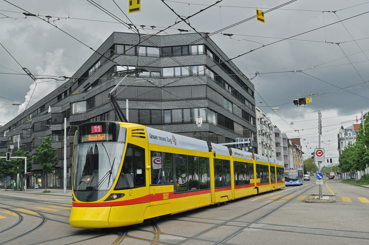 Be 6/10 Tango 174, auf der Linie 11 fährt zur Haltestelle Voltaplatz. Die Aufnahme stammt vom 24.05.2016.