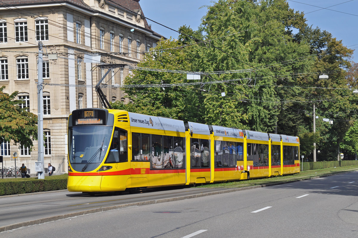 Be 6/10 Tango 174, auf der Linie 10, fährt zur Haltestelle am Bahnhof SBB. Die Aufnahme stammt vom 22.09.2016.