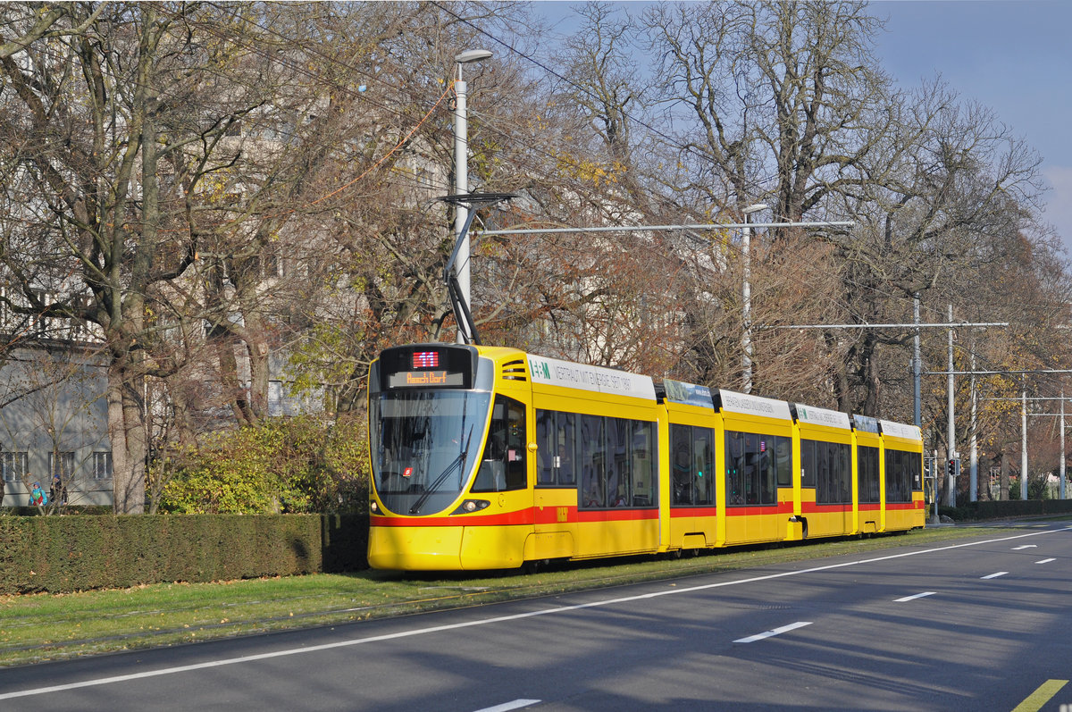 Be 6/10 Tango 175, auf der Linie 11, fährt zur Haltestelle am Bahnhof SBB. Die Aufnahme stammt vom 03.12.2017.