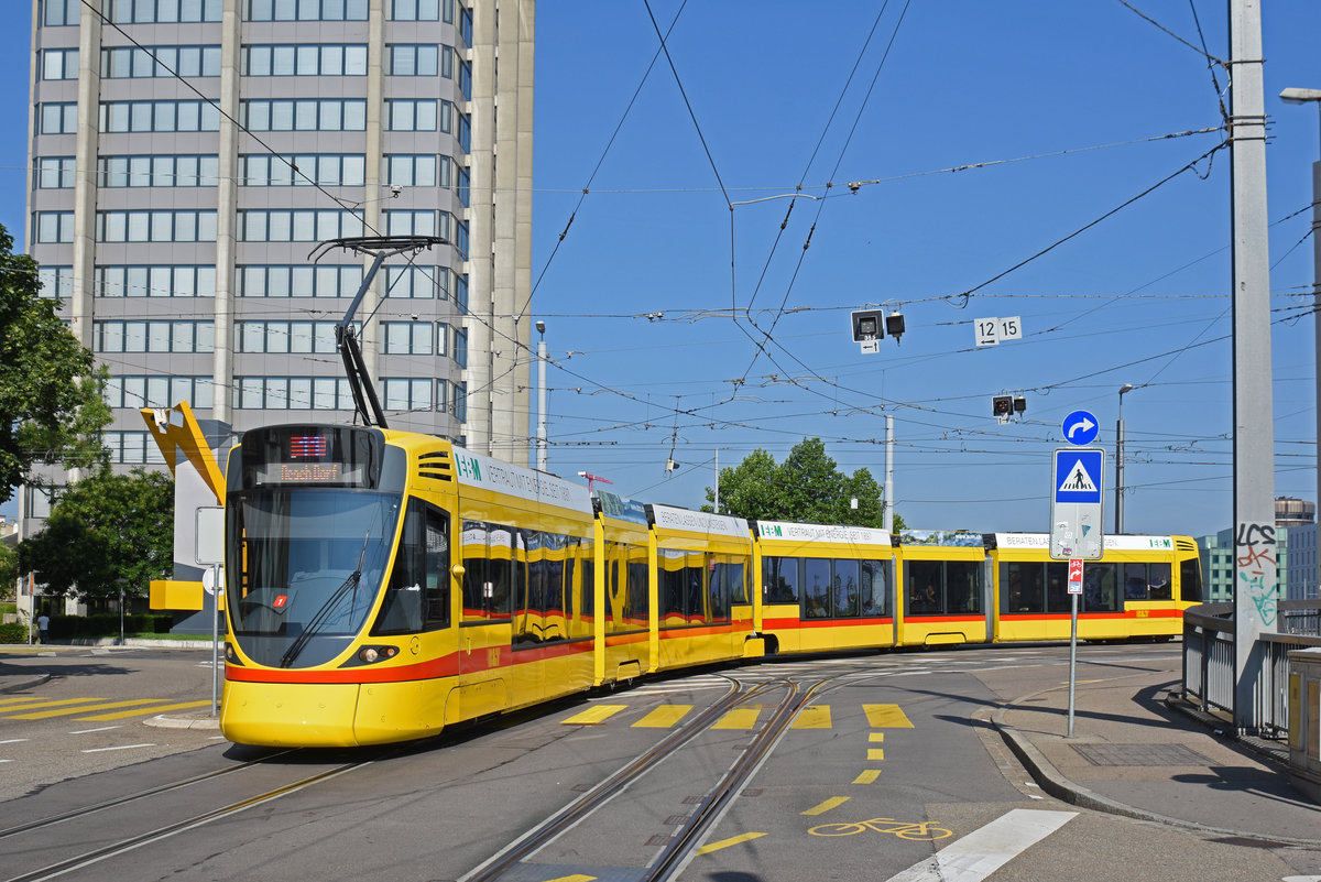 Be 6/10 Tango 175, auf der Linie 11, fährt zur Haltestelle Münchensteinerstrasse. Die Aufnahme stammt vom 07.07.2018.
