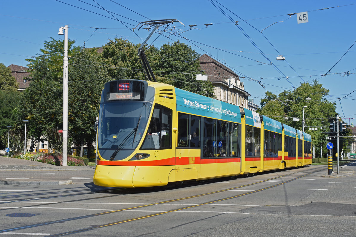 Be 6/10 Tango 175, auf der Linie 11, fährt bei der Haltestelle Bahnhof SBB ein. Die Aufnahme stammt vom 19.09.2019.
