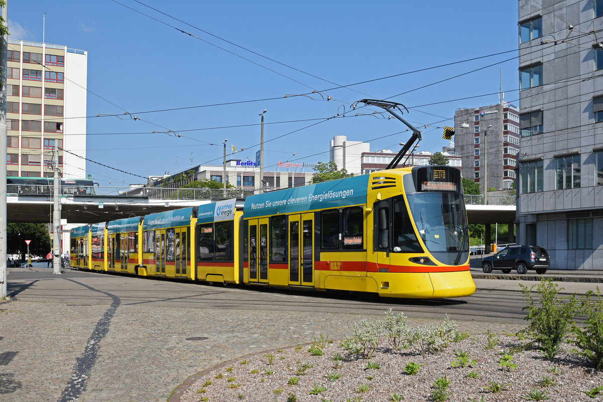 Be 6/10 Tango 175, auf der Linie 10, fährt zur Haltestelle ZOO Basel. Die Aufnahme stammt vom 16.05.2020.