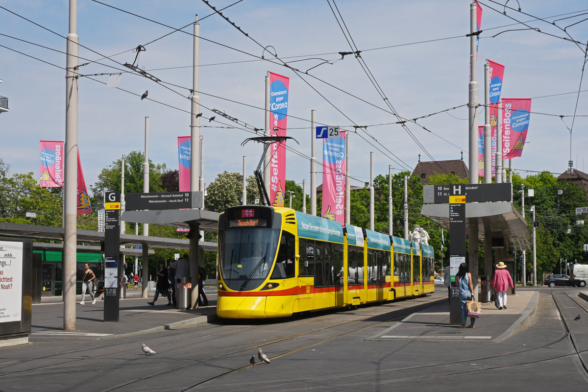 Be 6/10 Tango 175, auf der Linie 11, bedient die Haltestelle am Bahnhof SBB. Die Aufnahme stammt vom 26.04.2020.