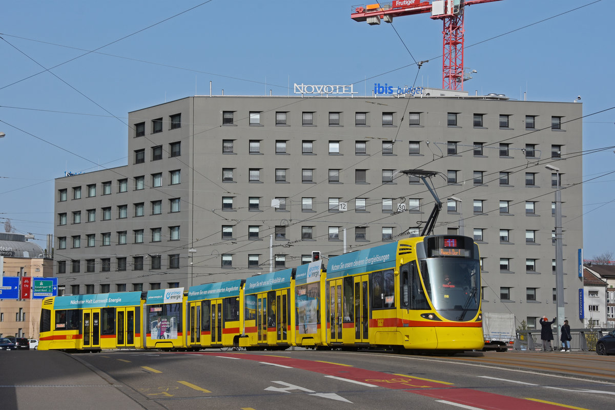 Be 6/10 Tango 175, auf der Linie 11, überquert die Münchensteinerbrücke. Die Aufnahme stammt vom 23.03.2021.