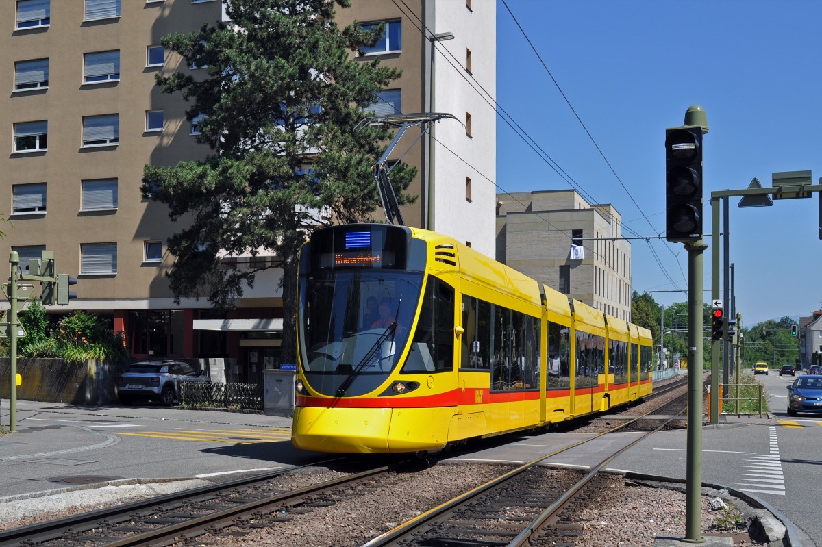 Be 6/10 Tango 175 wird nach dem Abladen beim Depot Dreispitz zum Depot Hüslimatt überführt. Die Aufnahme stammt vom 01.07.2015.