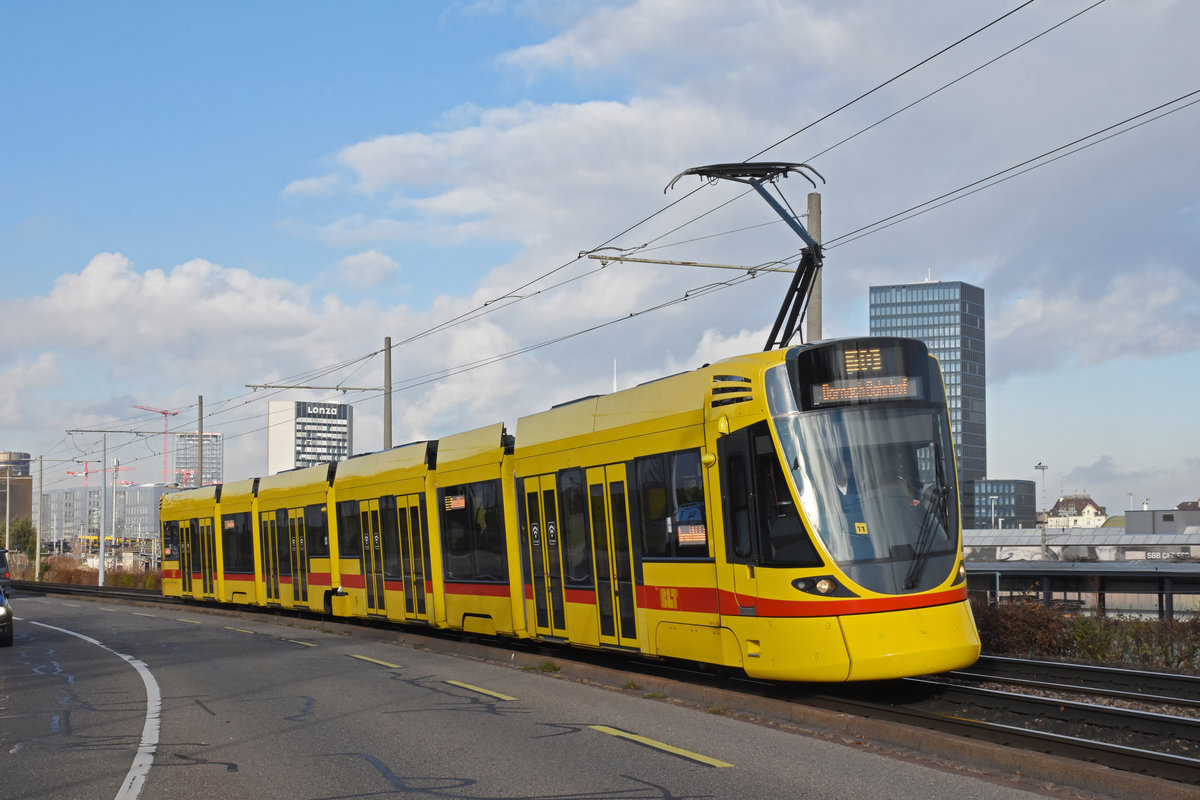 Be 6/10 Tango 176, auf der Linie 10, fährt zur Haltestelle M-Parc. Die Aufnahme stammt vom 11.12.2018.