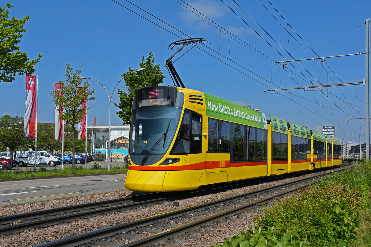 Be 6/10 Tango 176, auf der Linie 11, fährt am 03.05.2023 zur Haltestelle M-Parc.
