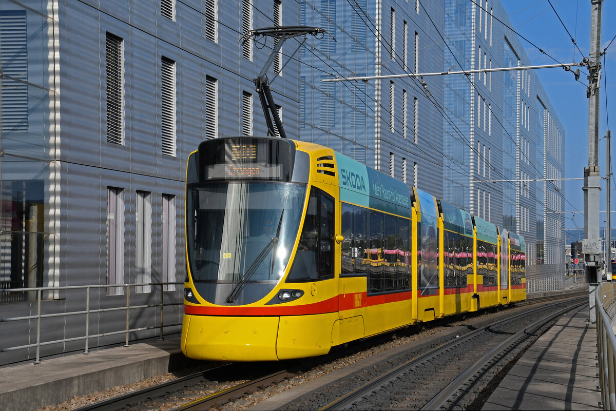 Be 6/10 Tango 176, auf der Linie 10, fährt am 24.08.2024 zur Haltestelle Peter Merian. Aufnahme Basel.