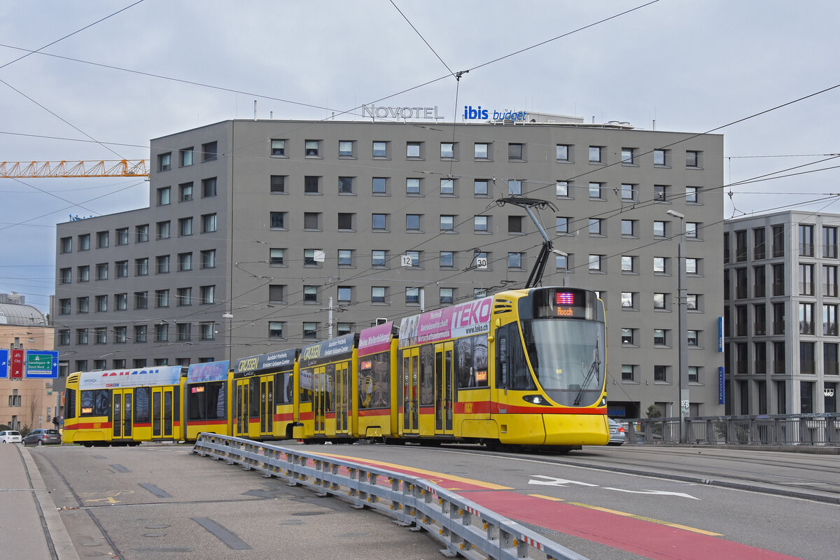 Be 6/10 Tango 176, auf der Linie 11, überquert am 21.12.2024 die Münchensteinerbrücke. Aufnahme Basel.
