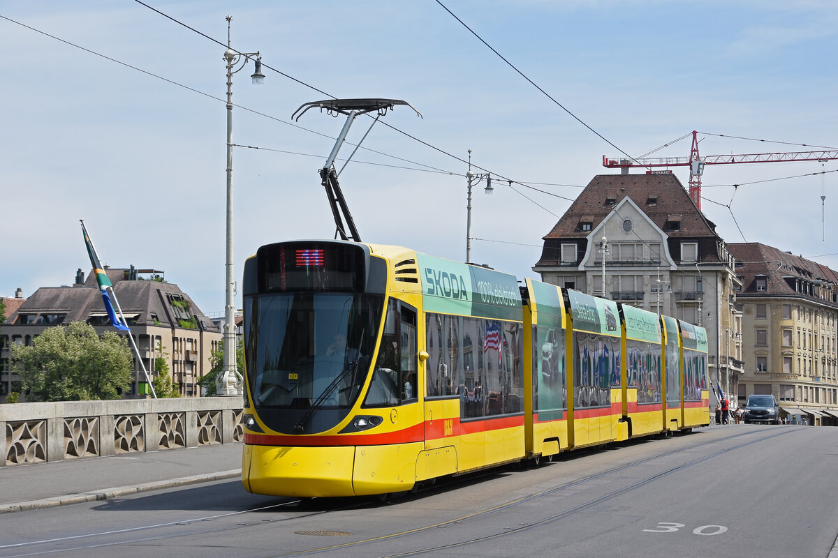 Be 6/10 Tango 176, auf der wegen der Grossbaustelle umgeleiteten Linie 11, �berquert am 13.07.2026 die Mittlere Rheinbr�cke Richtung Haltestelle Schiffl�nde. Aufnahme Basel.