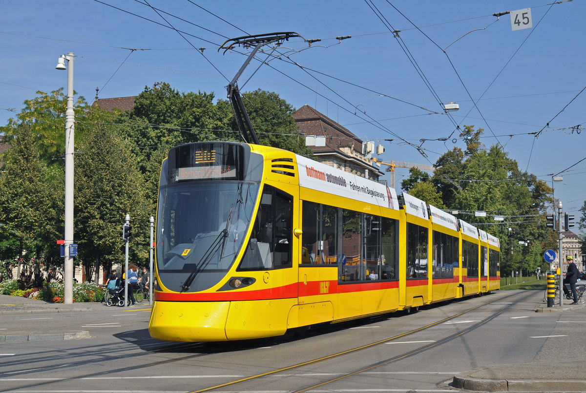 Be 6/10 Tango 176, auf der Linie 10, fährt zur Haltestelle am Bahnhof SBB. Die Aufnahme stammt vom 22.09.2016.