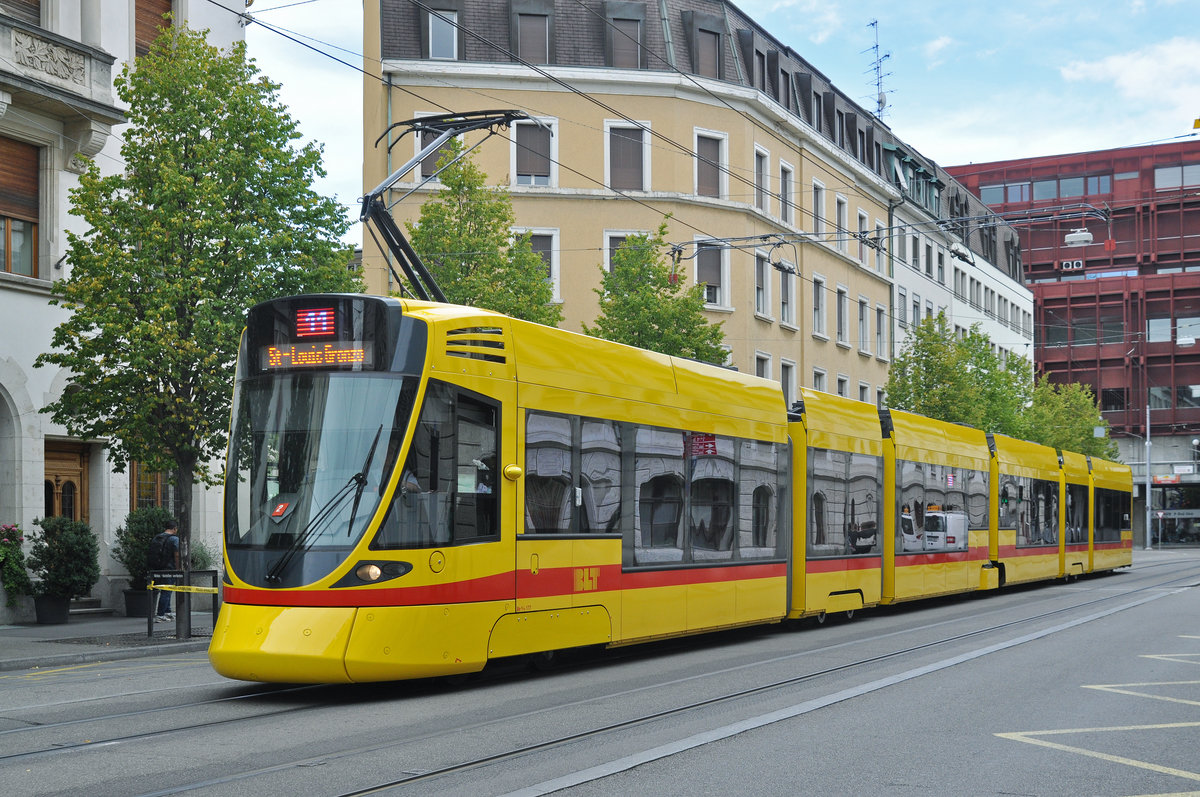 Be 6/10 Tango 177, auf der Linie 11, fährt zur Haltestelle am Bahnhof SBB. Die Aufnahme stammt vom 01.07.2017.