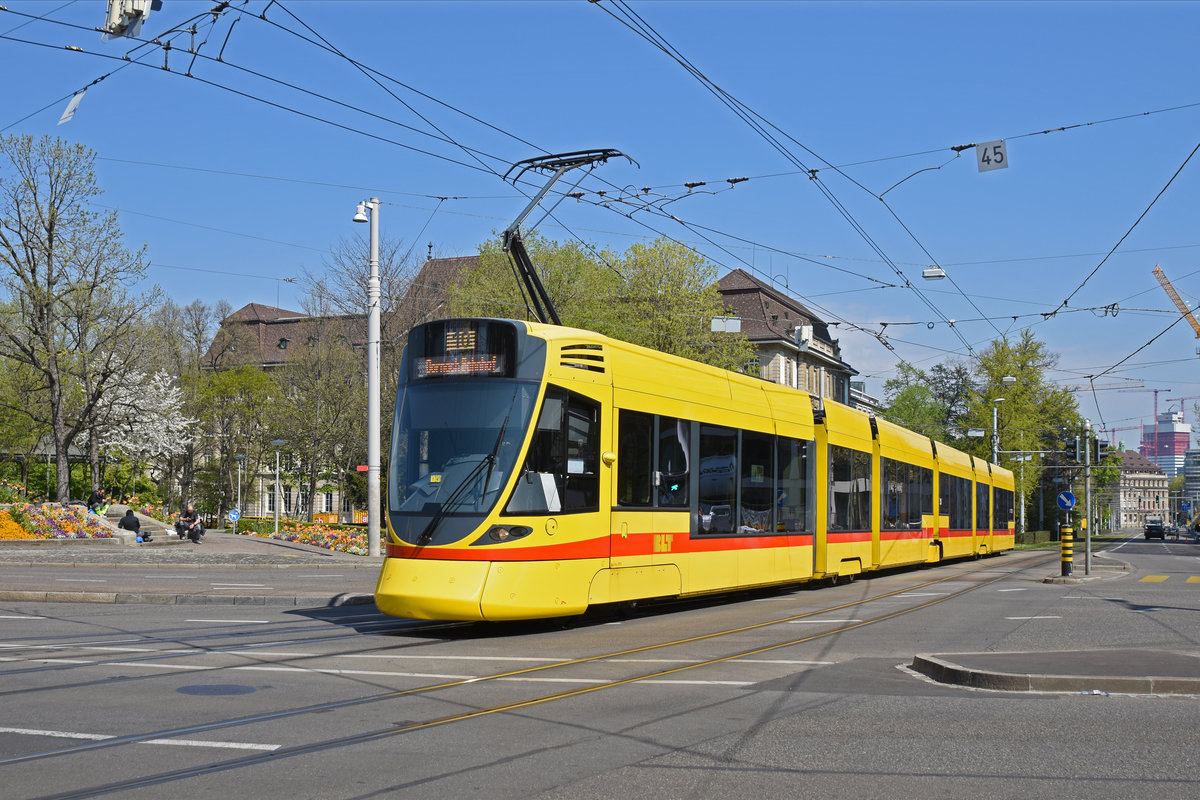 Be 6/10 Tango 177, auf der Linie 10, fährt zur Haltestelle am Bahnhof SBB. Die Aufnahme stammt vom 09.04.2020.