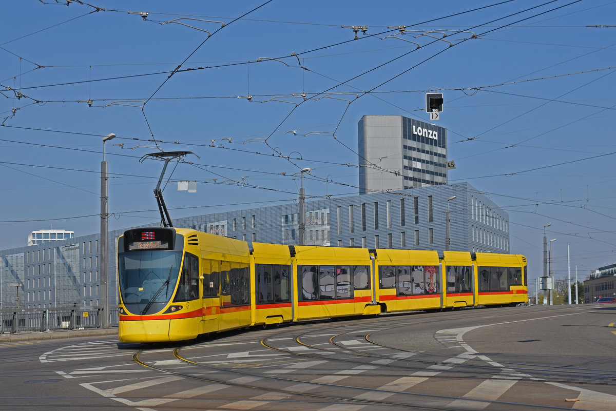 Be 6/10 Tango 177, auf der Linie 11, überquert die Münchensteinerbrücke. Die Aufnahme stammt vom 26.03.2020.