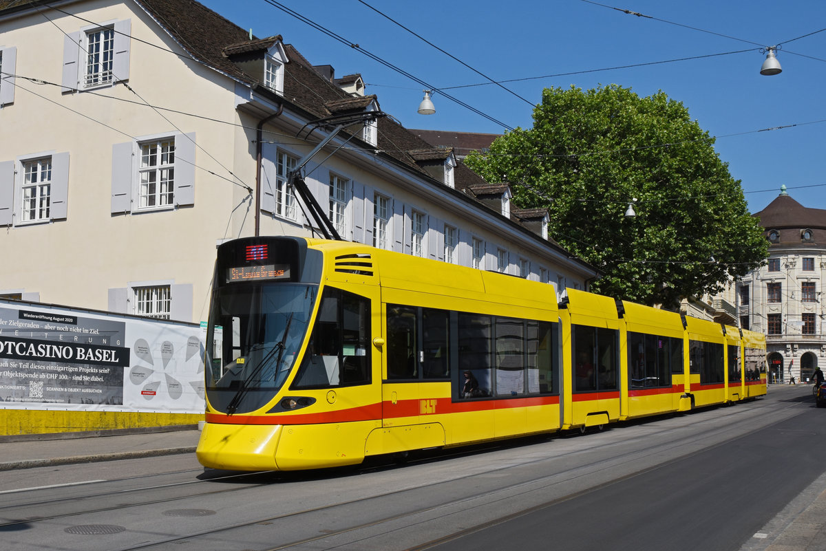 Be 6/10 Tango 177, auf der Linie 11, fährt den Steinenberg hinunter zur Haltestelle Barfüsserplatz. Die Aufnahme stammt vom 16.05.2020.