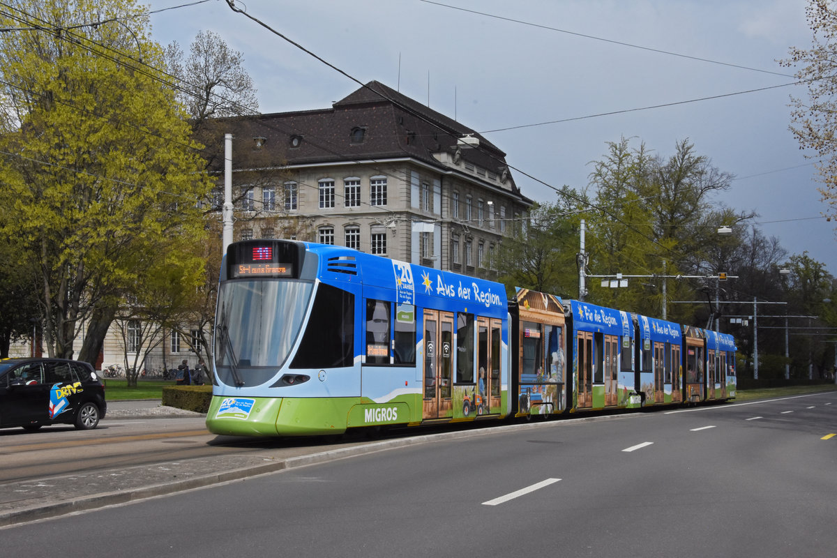 Be 6/10 Tango 177 mit der Migros Werbung, auf der Linie 11, fährt zur Haltestelle am Aeschenplatz. Die Aufnahme stammt vom 15.04.2021.