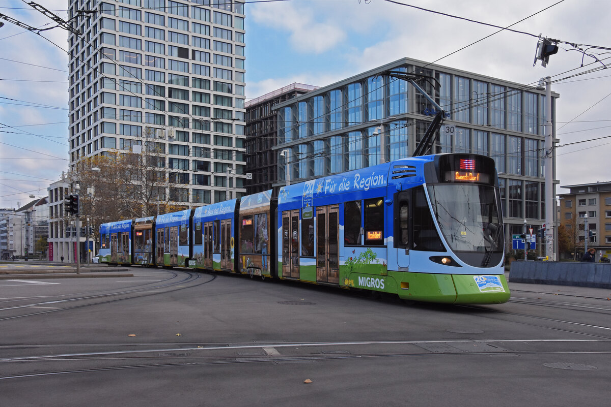 Be 6/10 Tango 177 mit der Migros Werbung, auf der Linie 11, fährt bei der Haltestelle Bahnhof SBB ein. Die Aufnahme stammt vom 23.11.2021.