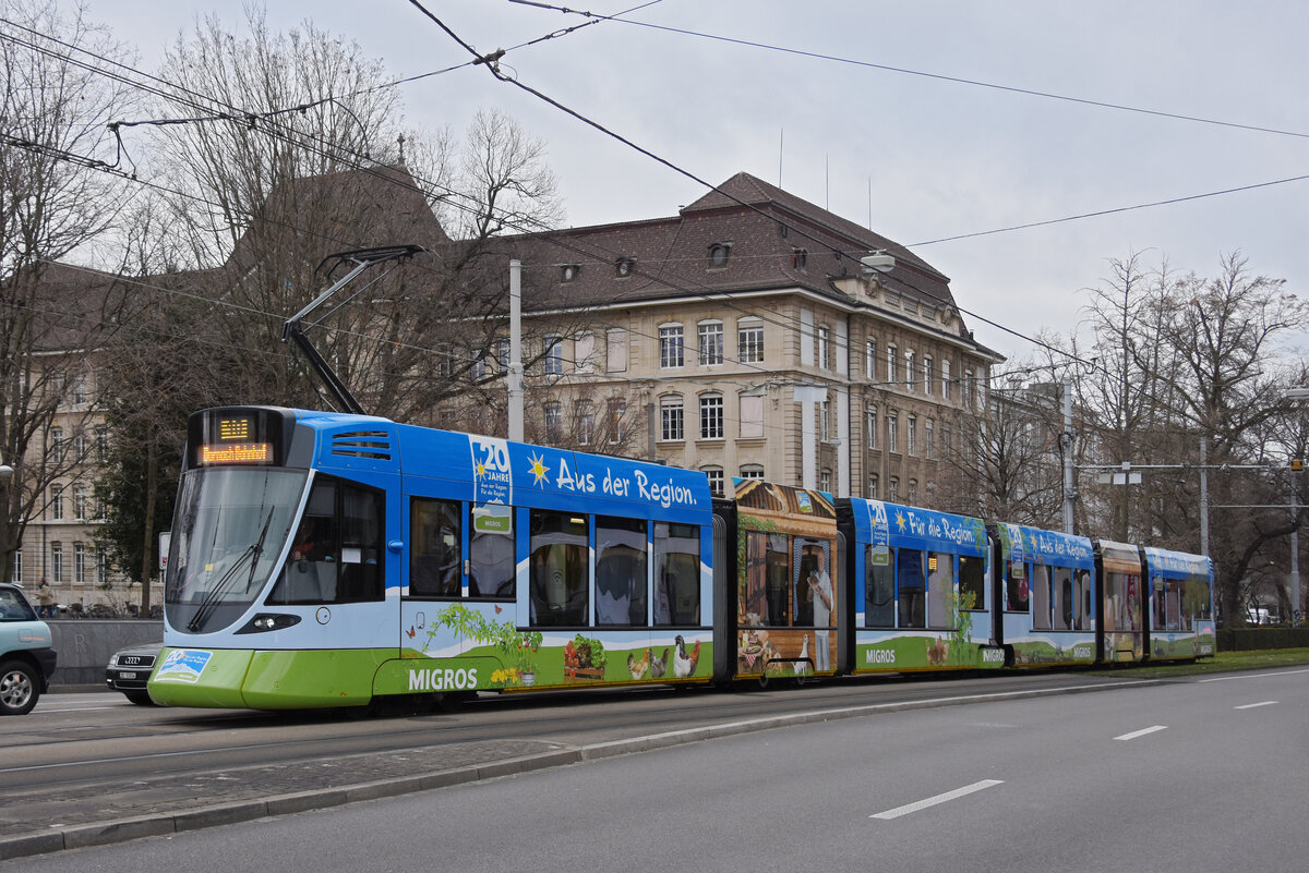 Be 6/10 Tango 177 mit der Migros Werbung, auf der Linie 10, fährt zur Haltestelle am Bahnhof SBB. Die Aufnahme stammt vom 16.12.2021.