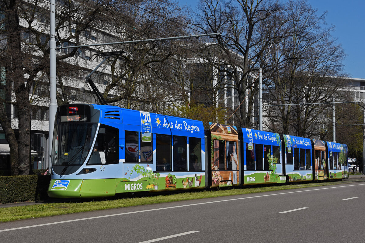 Be 6/10 Tango 177 mit der Migros Werbung, auf der Linie 11, fährt zur Haltestelle am Bahnhof SBB. Die Aufnahme stammt vom 31.03.2021.