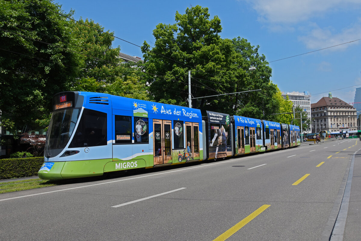 Be 6/10 Tango 177 mit der Migros Werbung, auf der Linie 11, fährt zur Haltestelle am Bahnhof SBB. Die Aufnahme stammt vom 09.05.2022.