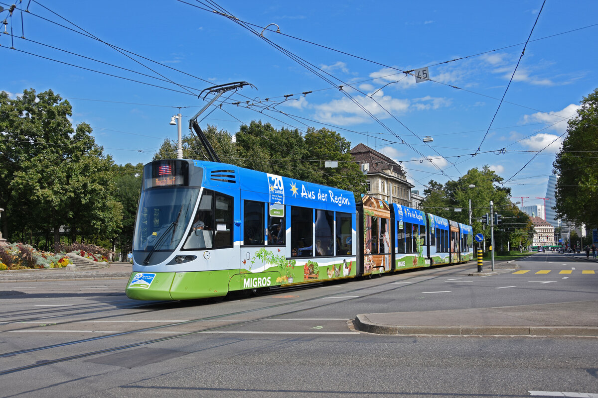 Be 6/10 Tango 177 mit der Migros Werbung, auf der Linie 11, fährt bei der Haltestelle Bahnhof SBB ein. Die Aufnahme stammt vom 07.09.2022.