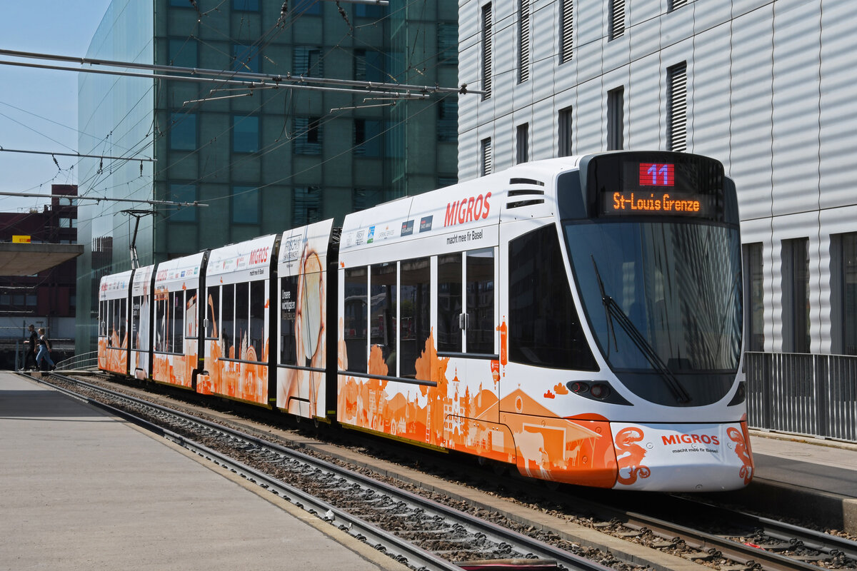 Be 6/10 Tango 177 mit der Migros Werbung, bedient am 01.06.2023 die Haltestelle Peter Merian.